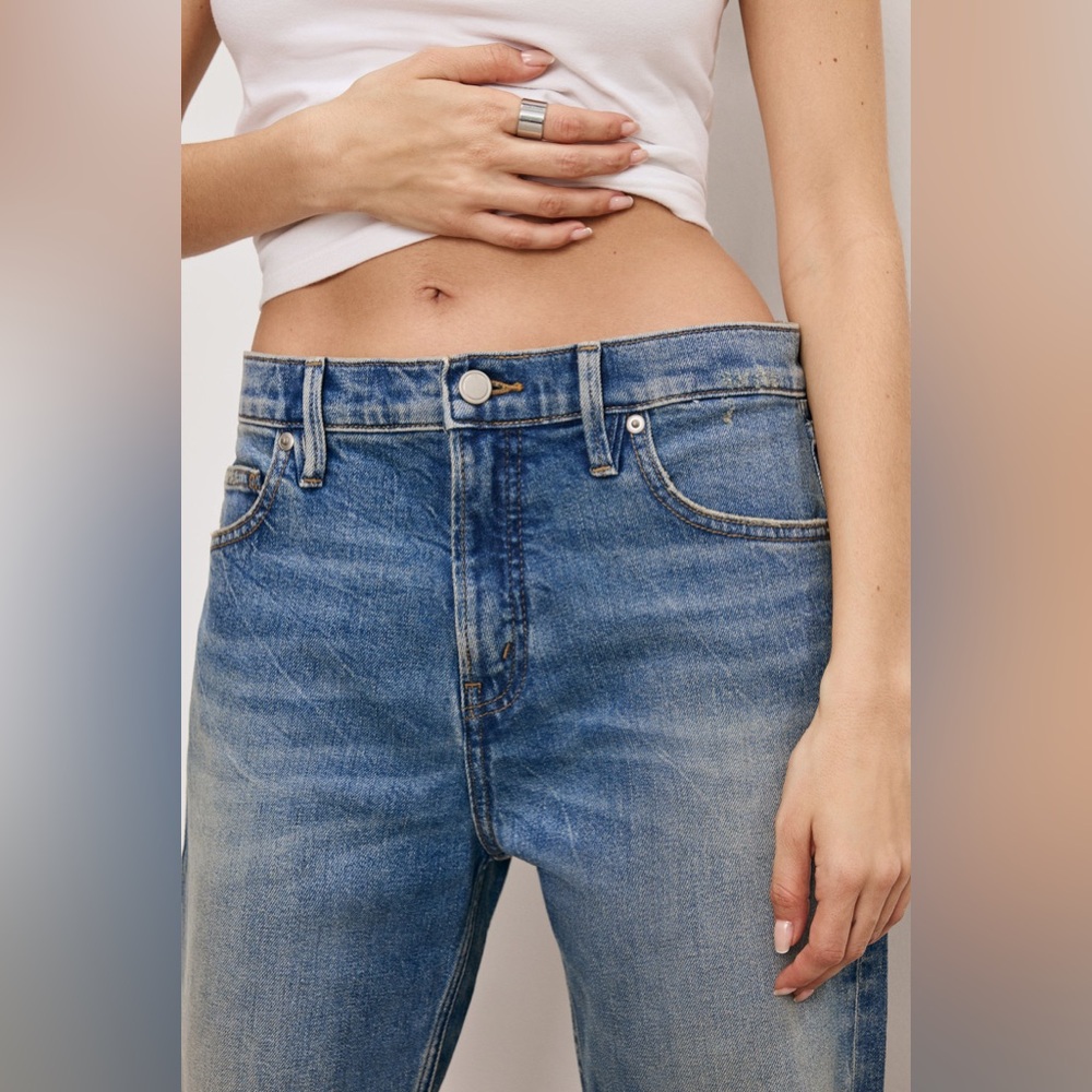 NEW GOOD AMERICAN
GOOD RELAXED STRAIGHT JEANS, 
Size 6, Indigo868